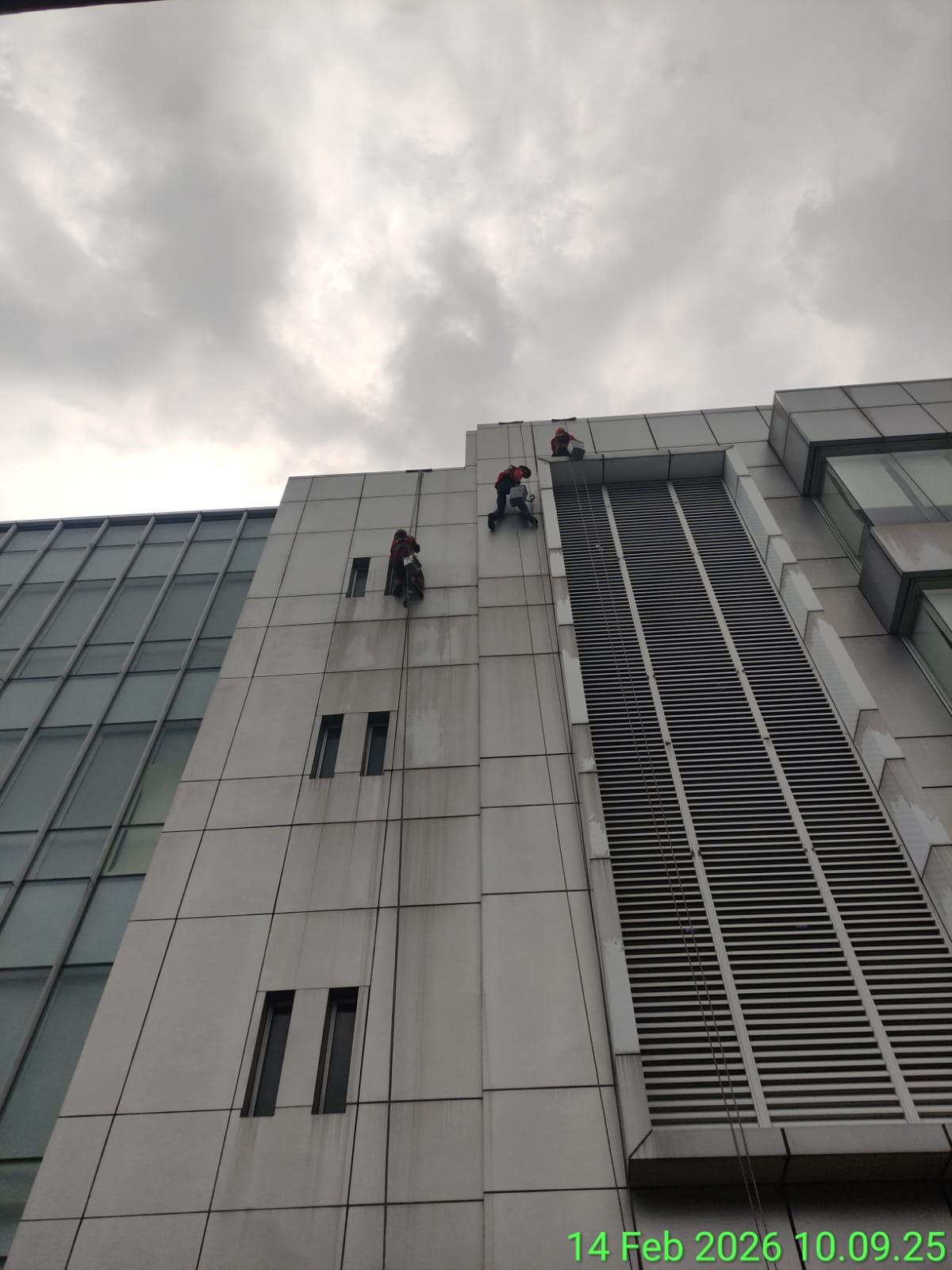 Pembersihan ACP Gedung