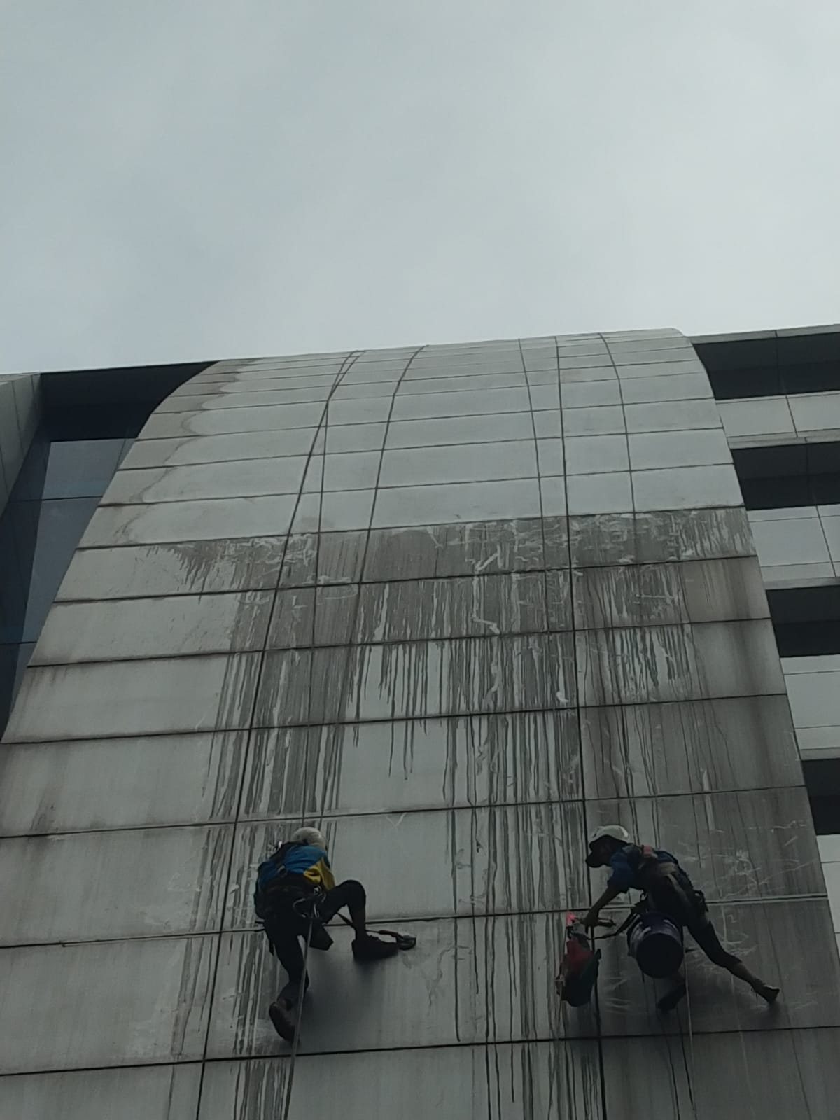 Pembersihan ACP Gedung