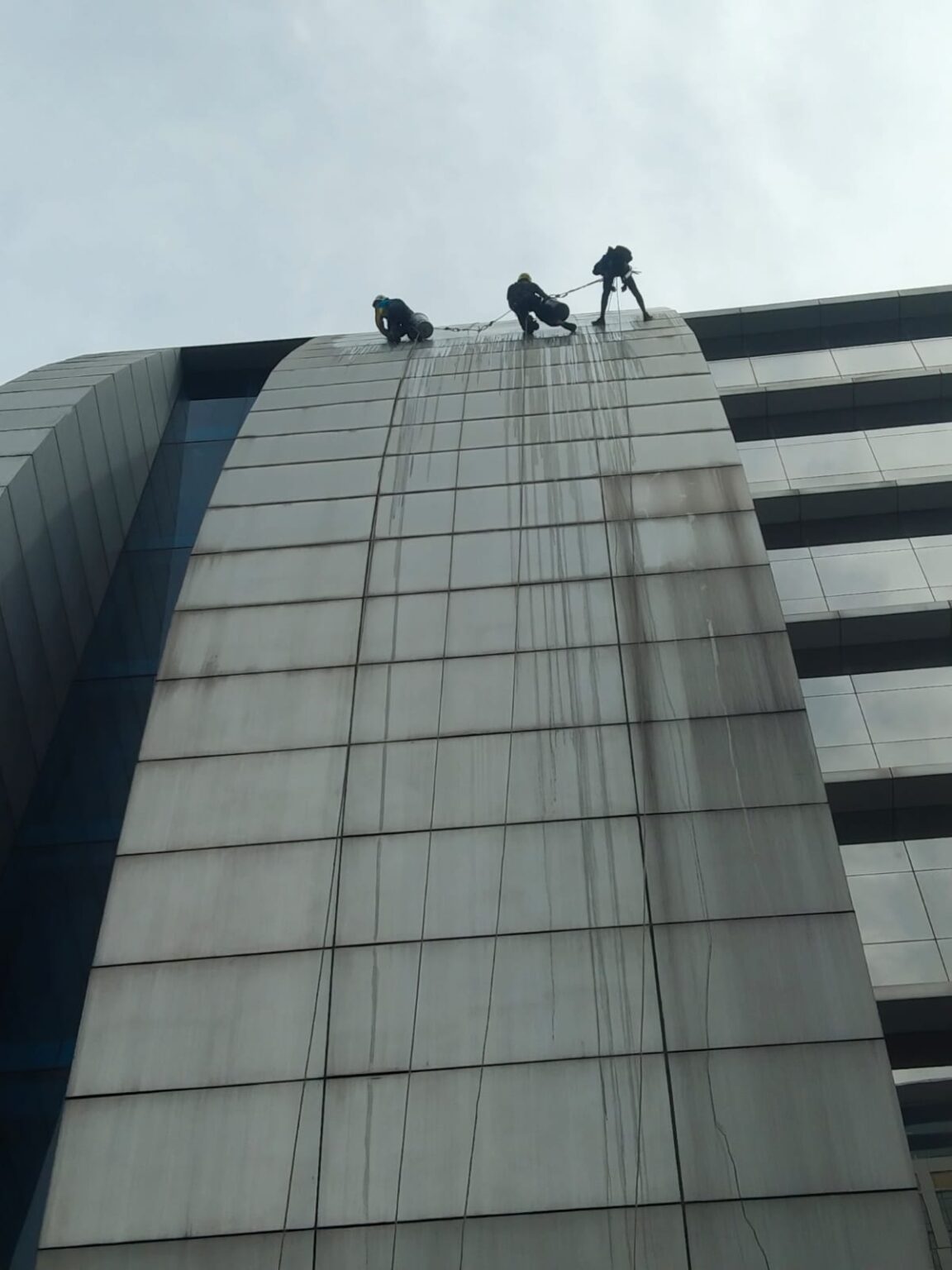 Pembersihan Fasad Gedung