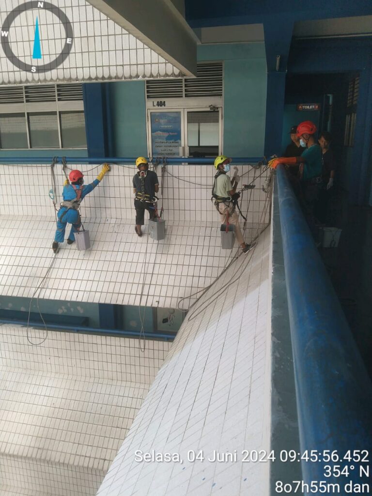 Pembersihan Keramik Gedung